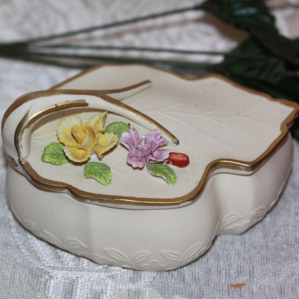 Capodimonte Cream Dresser Trinket Box Rose Flower